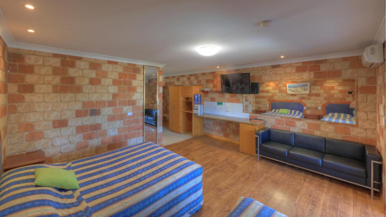 Golfers Inn Тентерфилд Экстерьер фото