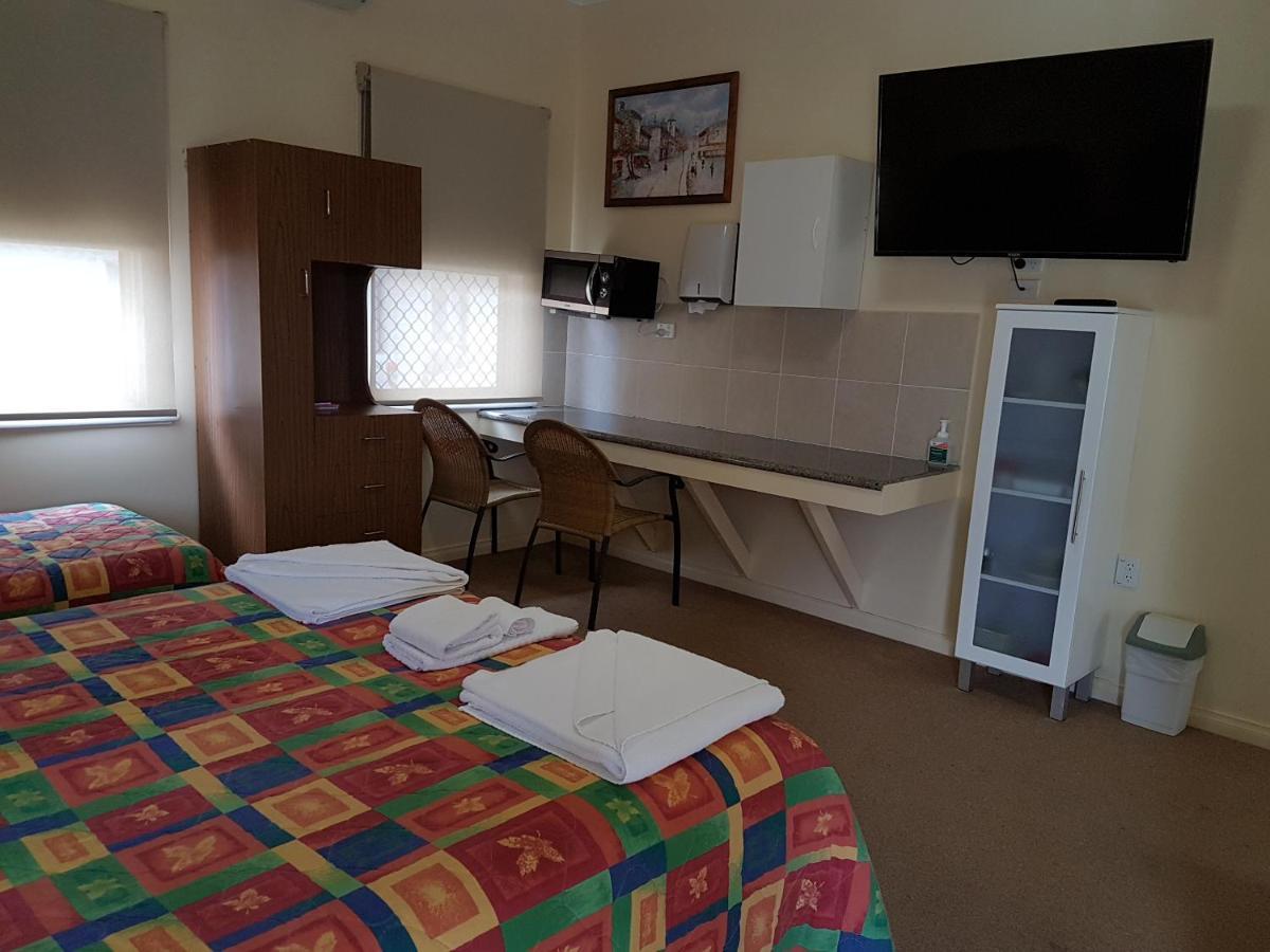 Golfers Inn Тентерфилд Экстерьер фото