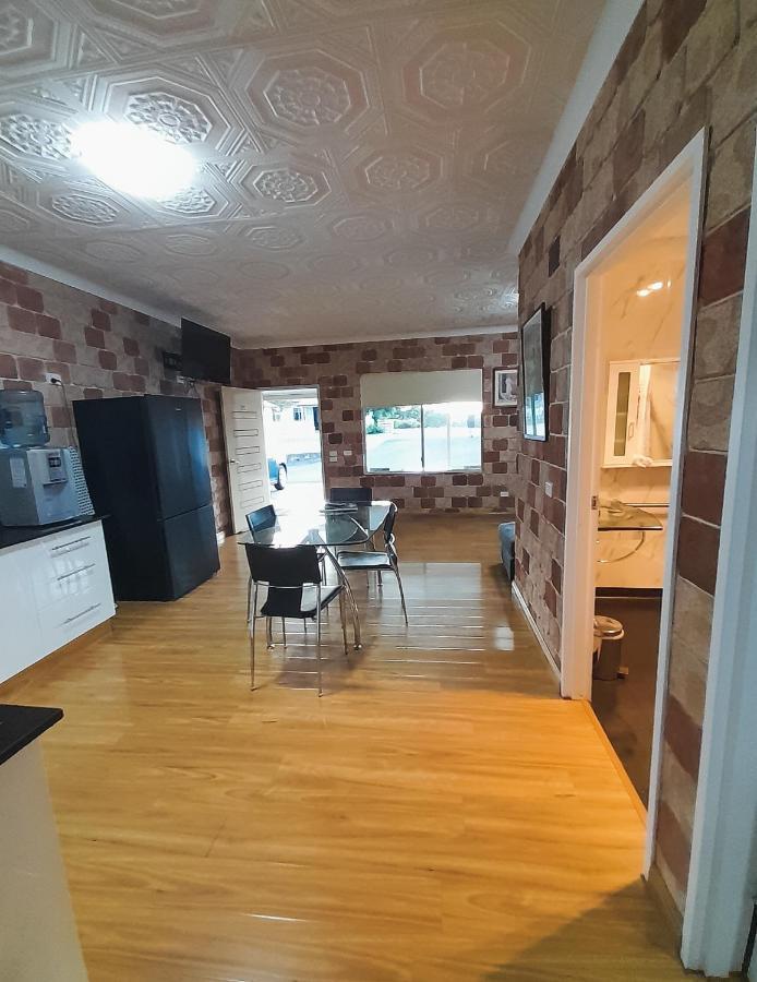 Golfers Inn Тентерфилд Экстерьер фото