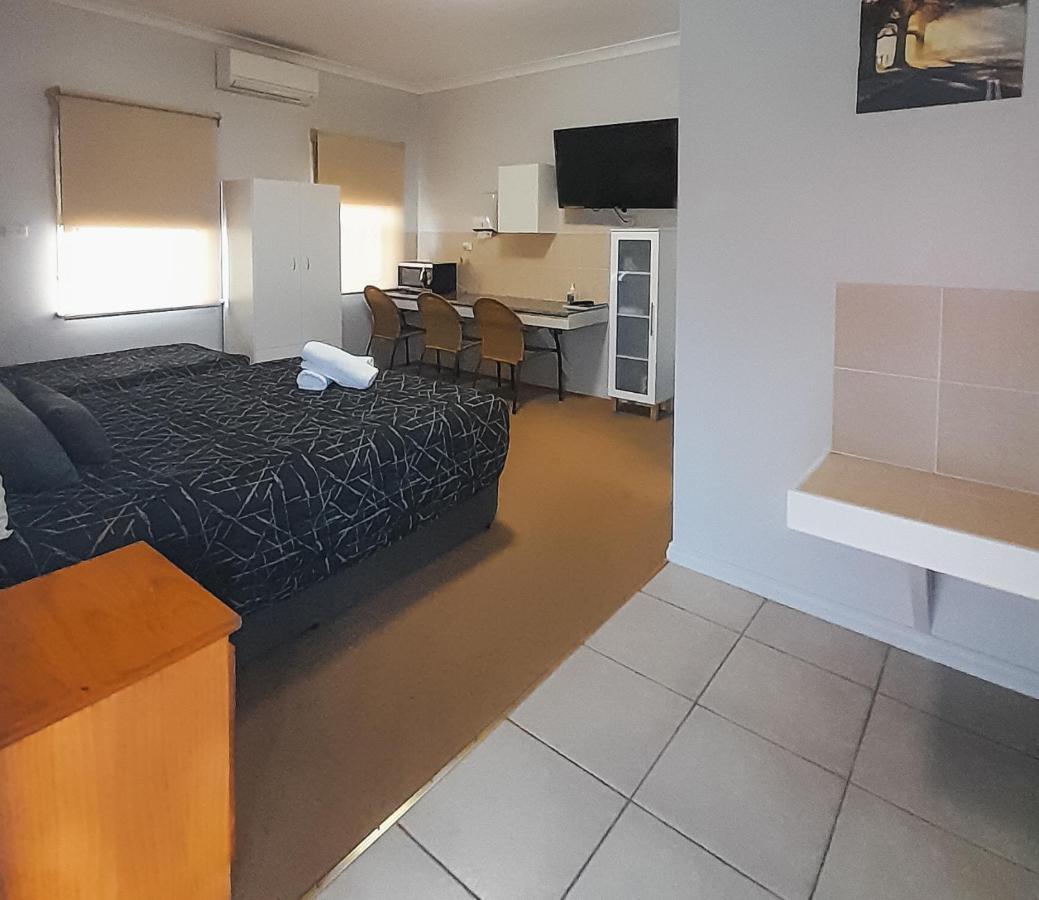 Golfers Inn Тентерфилд Экстерьер фото